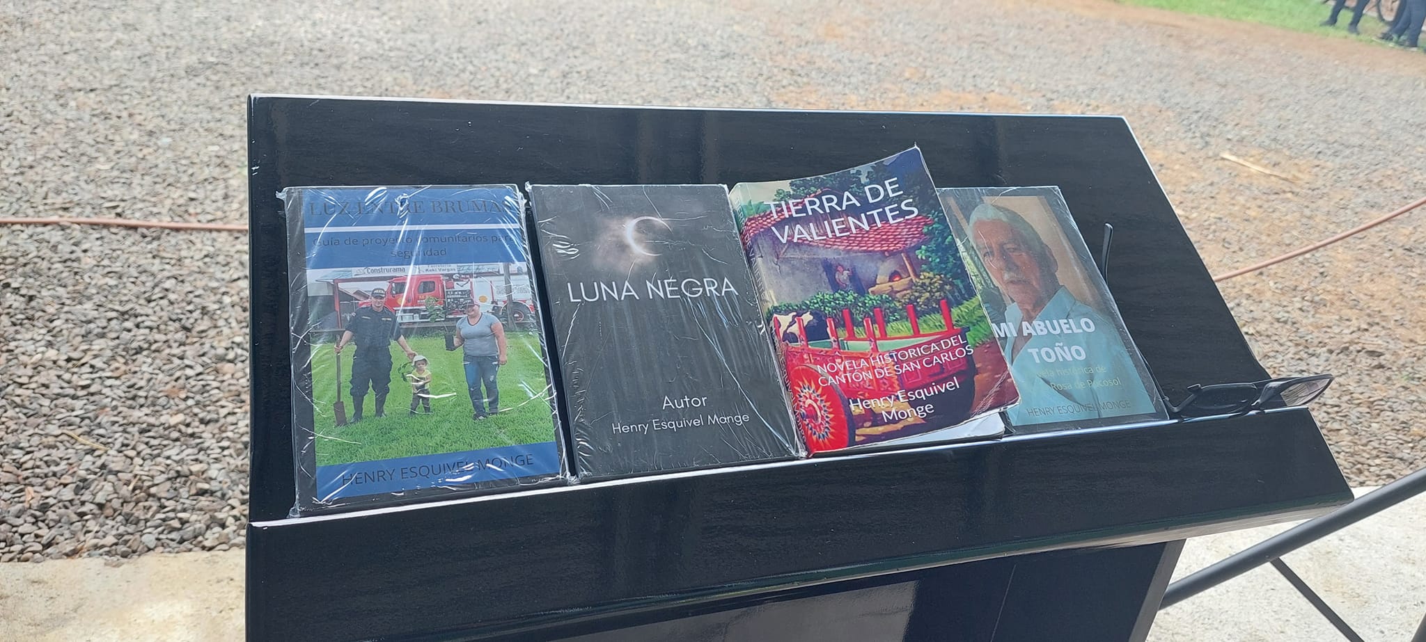 Imagen principal del artículo: Libro de policía costarricense es best seller en Amazon