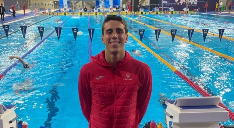 Nadador costarricense Alberto Vega impone nuevo récord nacional en el Mundial Junior de Lima 2022