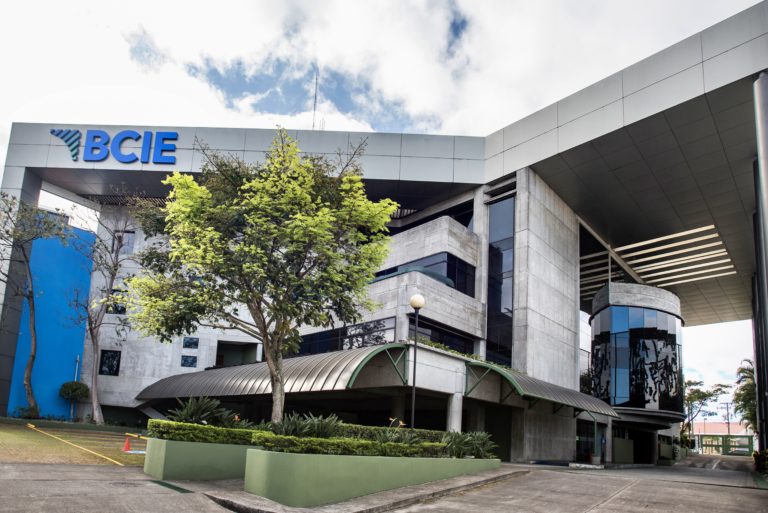 BCIE aprueba crédito de $700 millones a Costa Rica para atender crisis de infraestructura vial y educativa