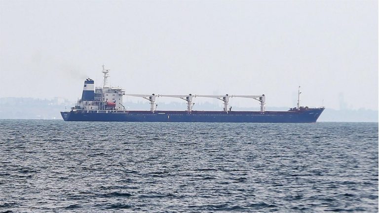 Sale de Ucrania el primer barco con granos desde el inicio de la guerra