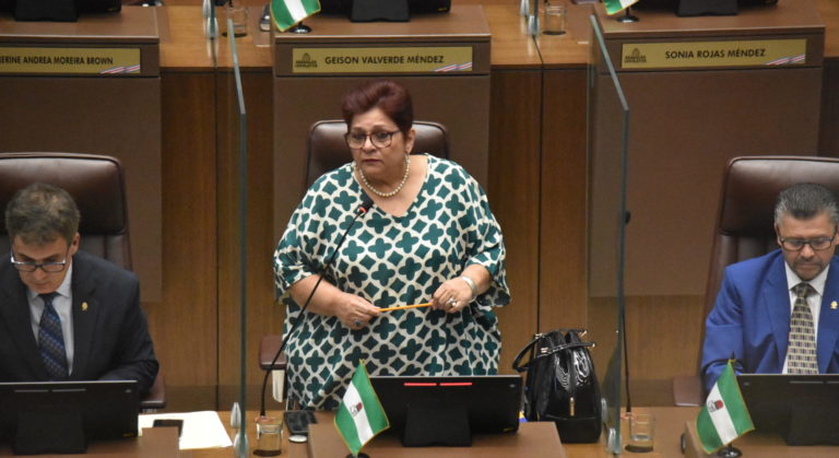 Minidrama en el Congreso: papelitos hablan