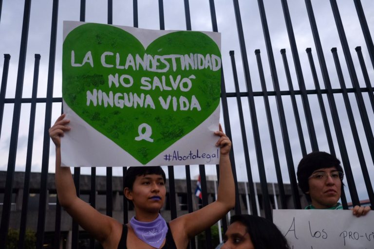 Gobierno de Chaves derogará norma técnica de aborto terapéutico, según borrador de decreto
