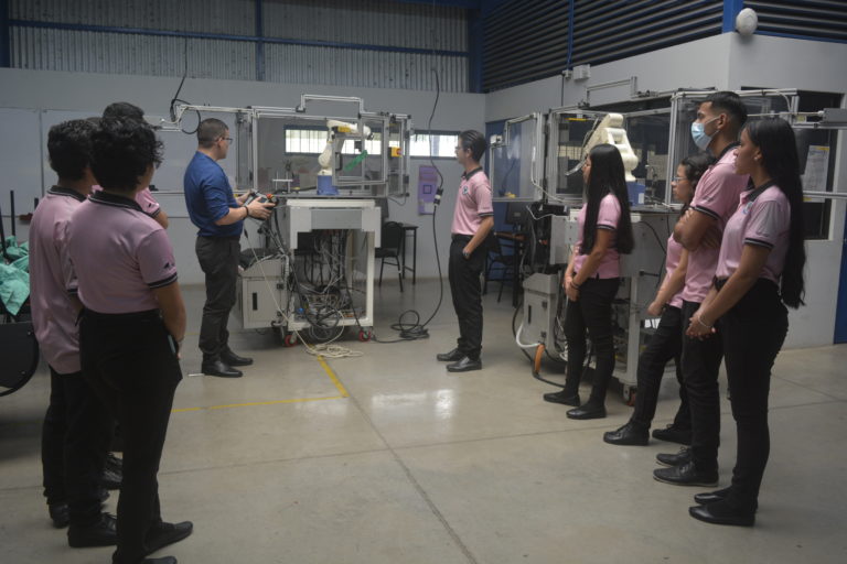 Intel dona equipos de robótica a 25 colegios técnicos de todo el país