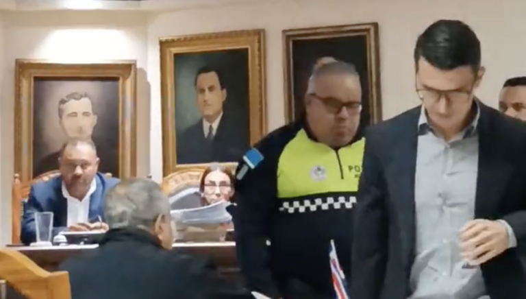 Regidor al que sacaron con la policía: "Así reacciona quien está acostumbrado a hacer lo que le da la gana en el Concejo"