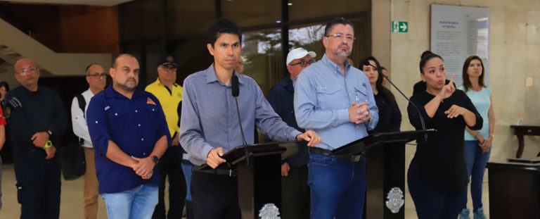 Amador atrapado entre dimes y diretes
