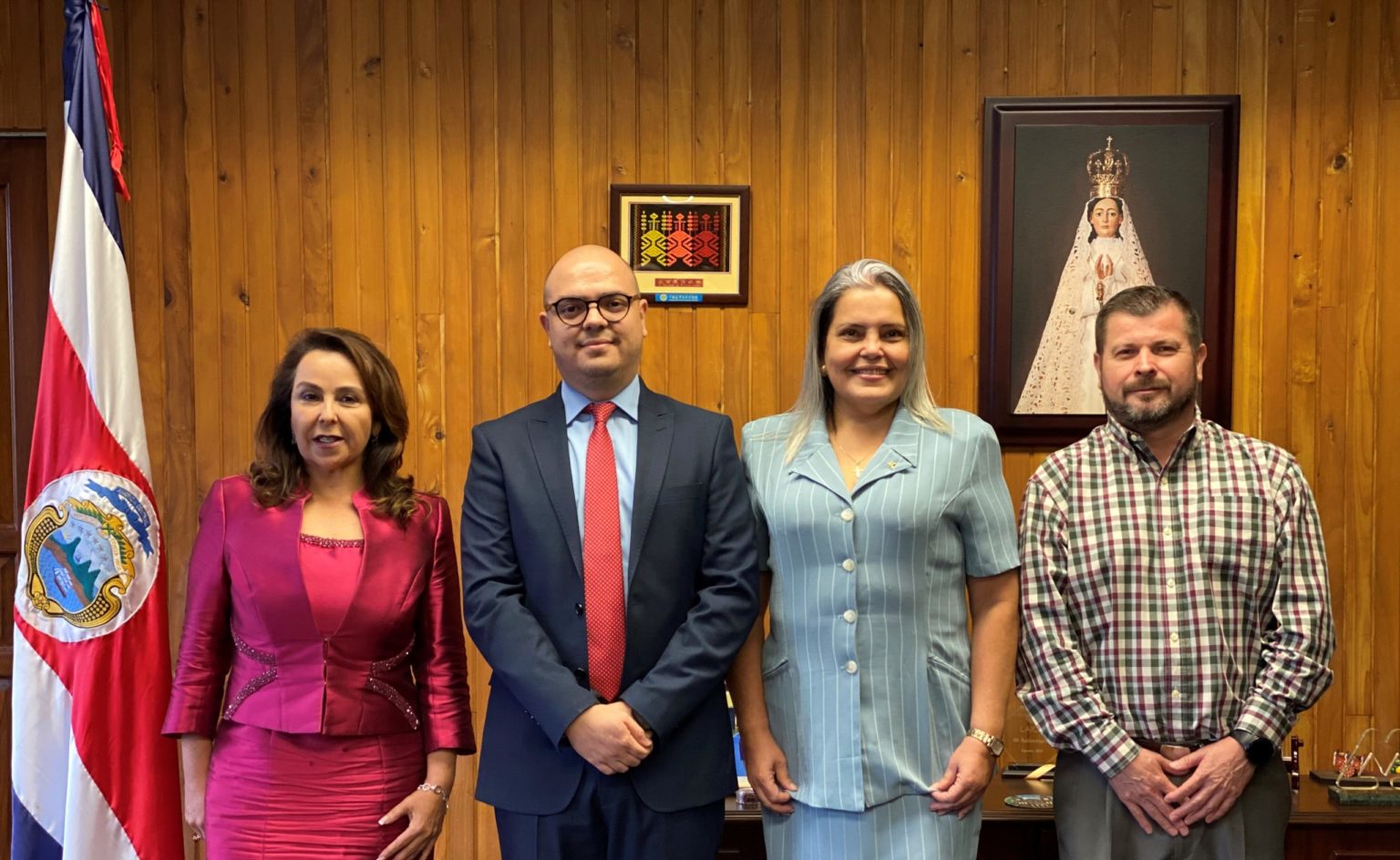 Imagen principal del artículo: Viceministro del MAG renuncia al cargo: "No logro entender su forma de “gerenciar” el sector agropecuario", dice a ministra