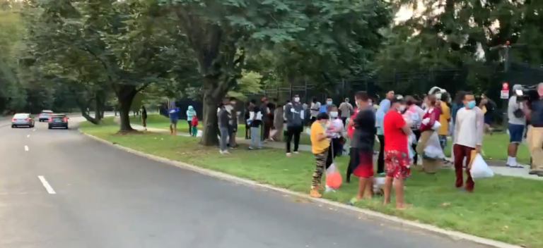 Autobuses llenos de migrantes son utilizados como parte de protesta política en Estados Unidos 