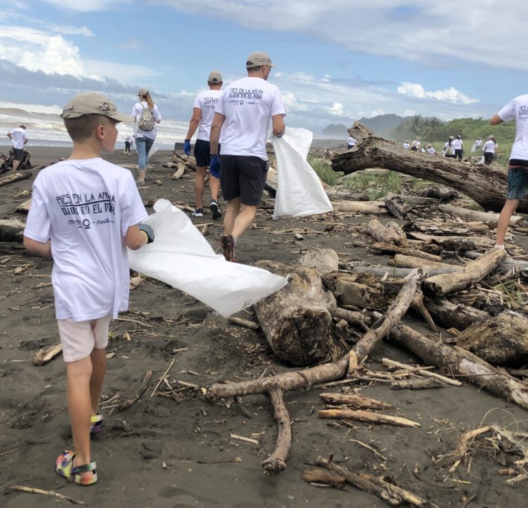 Voluntarios recolectan 223 kilogramos de desechos en playa Hermosa en Puntarenas
