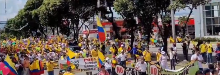 Protestas en Colombia contra reformas del presidente Petro