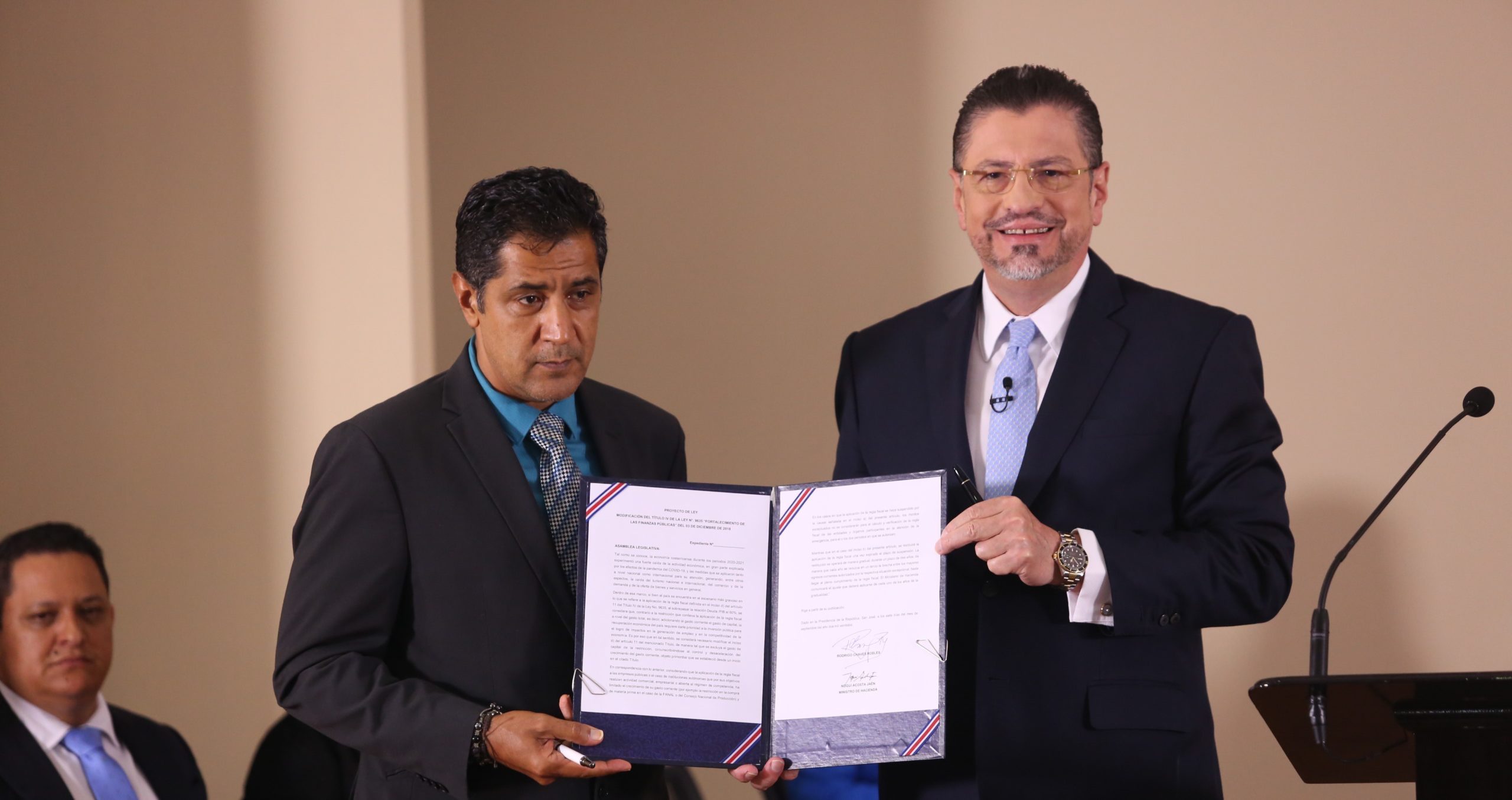 Imagen principal del artículo: Ejecutivo presenta proyecto para suavizar efecto de la regla fiscal en el Presupuesto Nacional