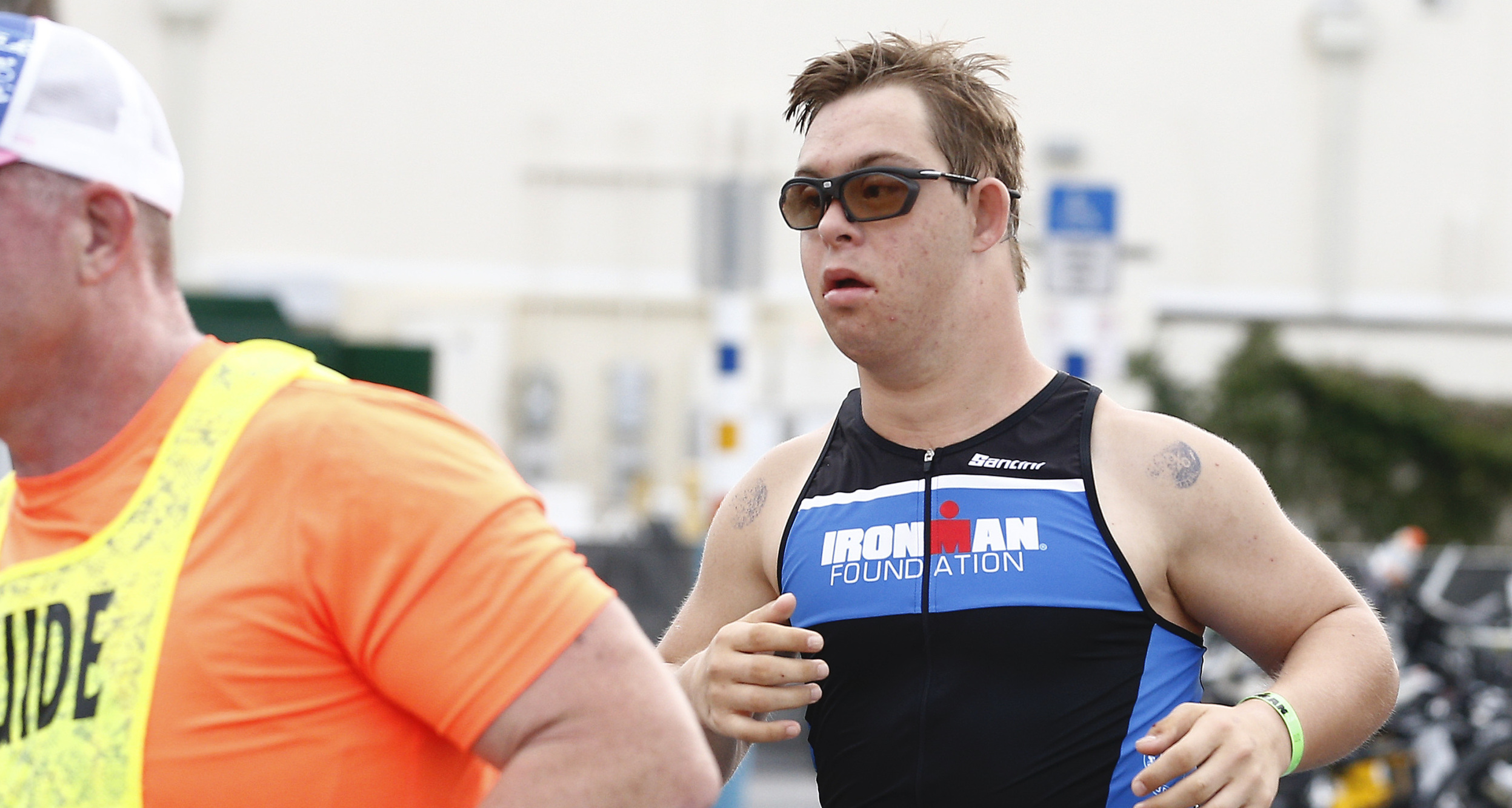 Imagen principal del artículo: Triatleta Chris Nikic hace historia: primera persona con síndrome de Down que finaliza el Mundial Ironman