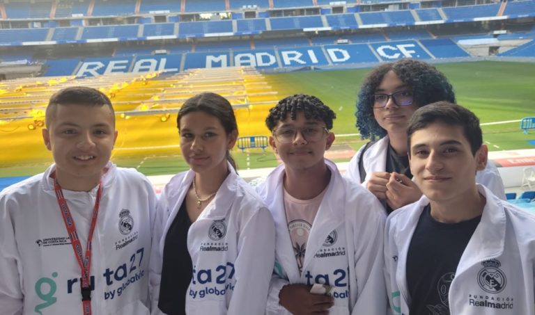 Cinco adolescentes de Guararí de Heredia cumplen el sueño de asistir al estadio Santiago Bernabéu