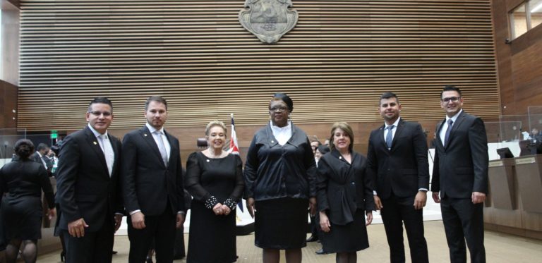 Nueva República saca la Biblia para defender las terapias de conversión