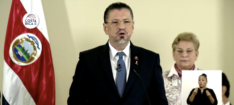 Presidente Chaves: "Me ha hecho mucha gracia lo de los resellos"