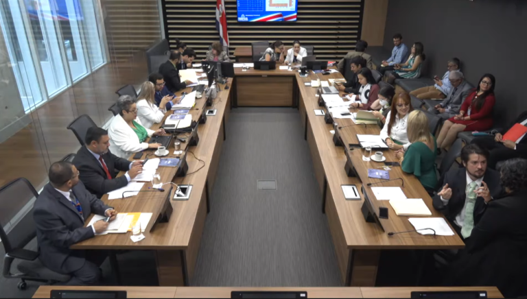 Gobierno consigue $6000 millones de eurobonos en comisión con voto 5 vs. 4; pero necesitará 38 en Plenario