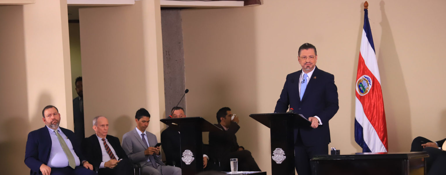 Imagen principal del artículo: Chaves desiste de apoyar a Chinchilla en candidatura al BID