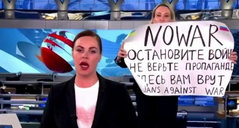 Rusia declara en busca y captura a la periodista que protestó en directo contra la guerra