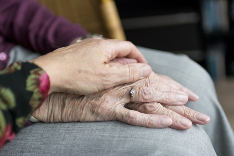 Personas adultas mayores, empatía y transformación social