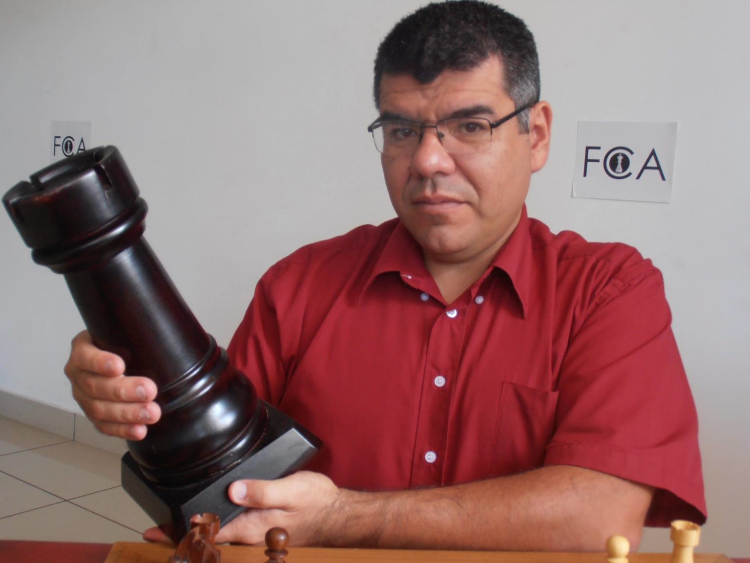 Imagen principal del artículo: Ajedrecista Bernal González alcanza la máxima distinción como entrenador a nivel internacional