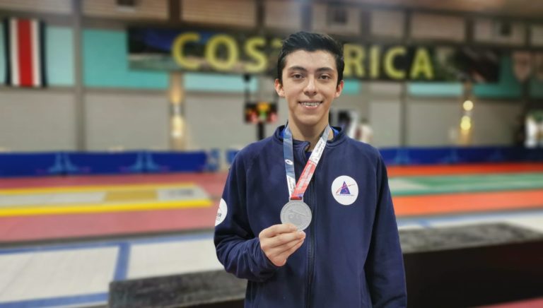 Joven esgrimista costarricense Daniel Ojeda ganó medalla de plata en Copa Mundo de Espada