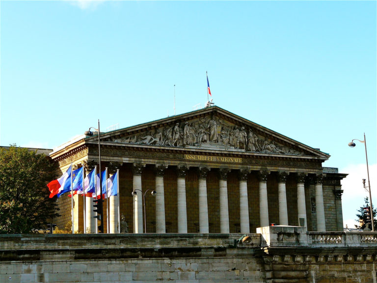 Francia cada vez más cerca de consagrar el aborto como un derecho constitucional