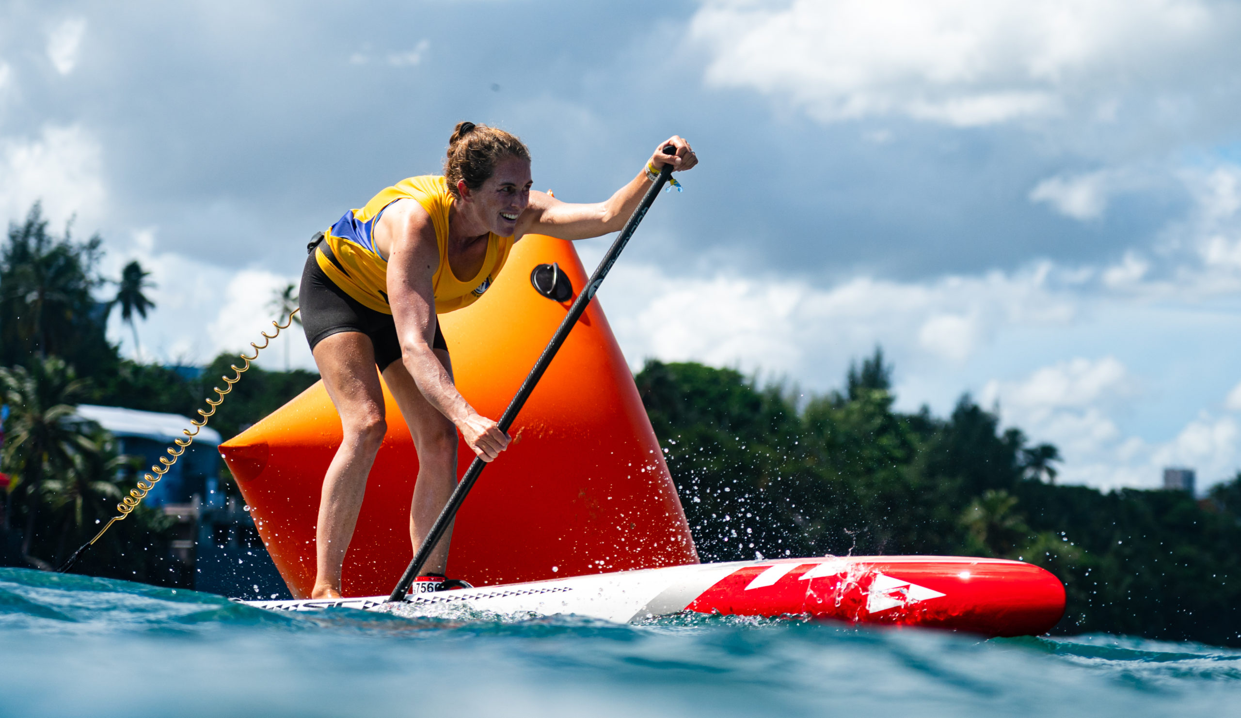 Imagen principal del artículo: Surfista de remo costarricense Jennifer Kalmbach quedó quinta en el Mundial ISA de Puerto Rico