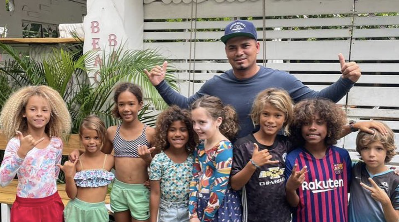 Imagen principal del artículo: Entrenador costarricense de surf recibió reconocimiento internacional por su trabajo social en Limón