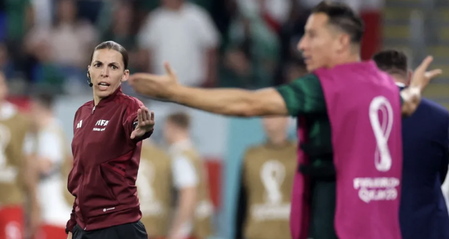 Imagen principal del artículo: Árbitra Stéphanie Frappart hace historia en Qatar 2022: primera aparición de una mujer en un mundial mayor masculino