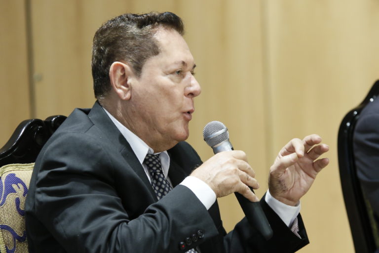 Diputado oficialista Alexander Barrantes renuncia al fuero para afrontar causa por presunto ofrecimiento de embajadas