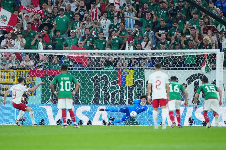 Guillermo Ochoa se viste de héroe en empate de mexicanos y polacos