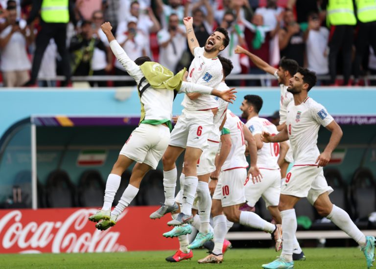 Irán se lava la cara y vence a Gales con dos goles en tiempo de reposición