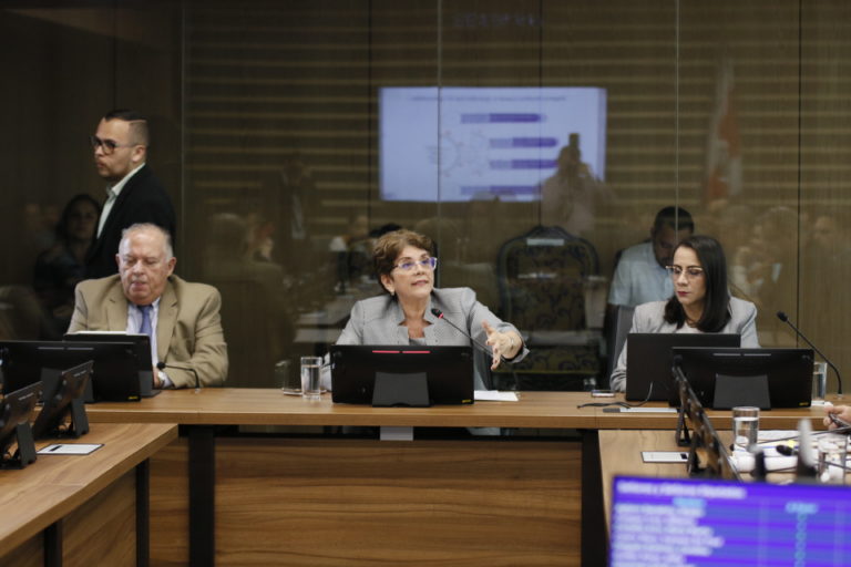 Gobierno pretende crear mecanismo de contratación de obra pública sin concurso, alerta Contraloría