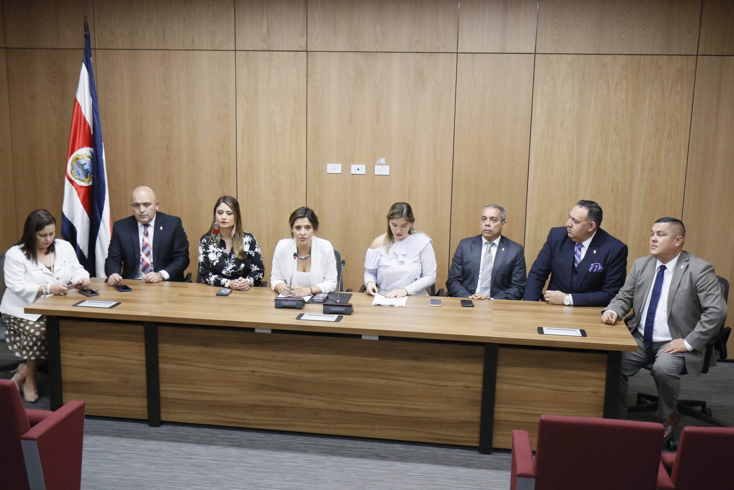 Imagen principal del artículo: PUSC anuncia su oposición al proyecto del Gobierno que pretende la venta del BCR