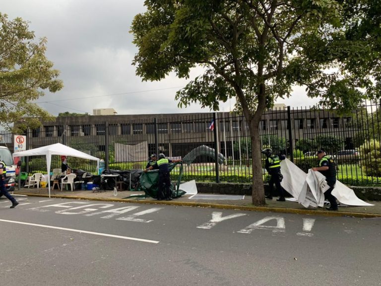 Sala IV rechaza reclamo contra levantamiento de campamento antivacunas frente a Casa Presidencial