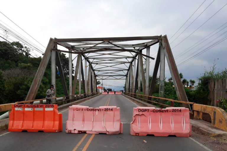 Autoridades reabren paso por puente Bailey en Cartago
