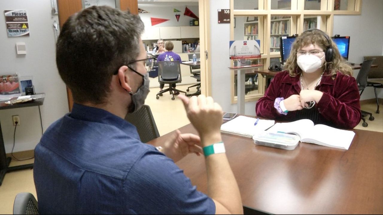 Imagen principal del artículo: Sala IV ordena garantizar intérprete de Lesco a toda persona con discapacidad auditiva cuando reciba servicios médicos