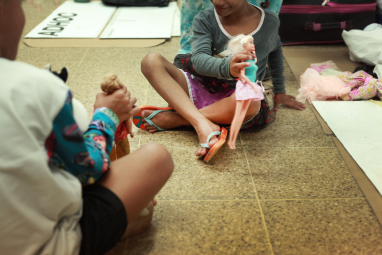 Juguetes y fronteras cerrándose: el futuro incierto de la niñez migrante venezolana