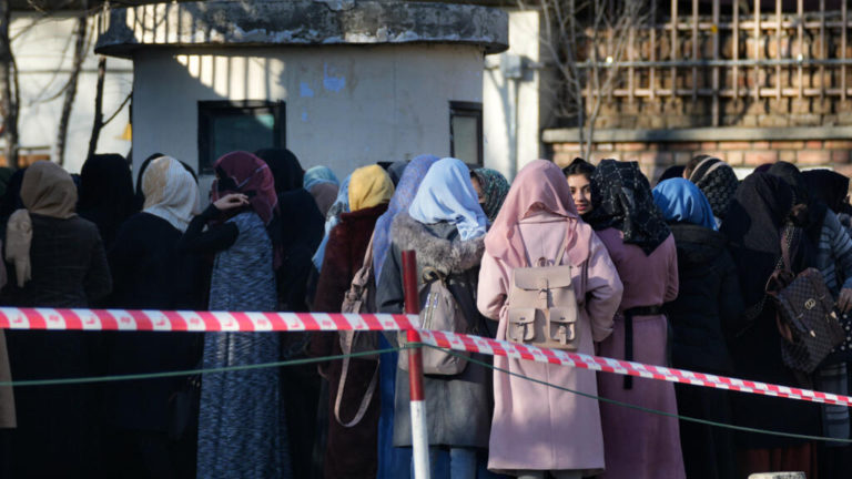 Los talibán vetan el acceso a la universidad a las mujeres en Afganistán