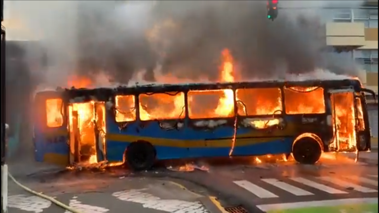 Autobús que se incendió en el centro de San José se habría beneficiado de ley para extender su vida útil