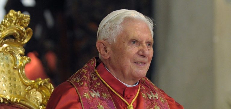 Gobierno decreta 4 días de duelo nacional por la muerte de Benedicto XVI