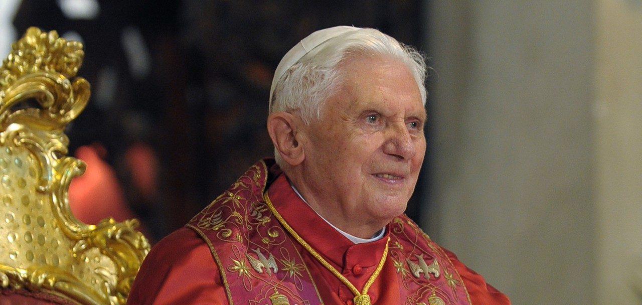 Imagen principal del artículo: Gobierno decreta 4 días de duelo nacional por la muerte de Benedicto XVI