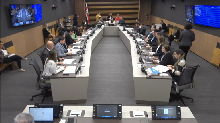 Último presupuesto extraordinario del 2022 sale trasquilado de la Comisión de Hacendarios