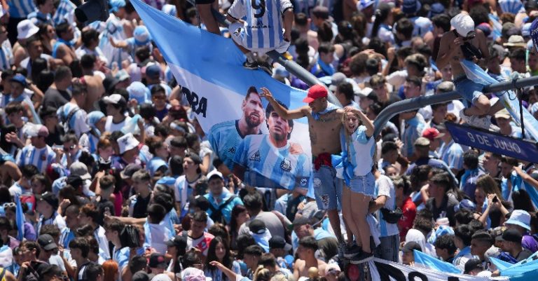 Cerca de cinco millones de argentinos reciben a sus campeones en una enloquecida Buenos Aires