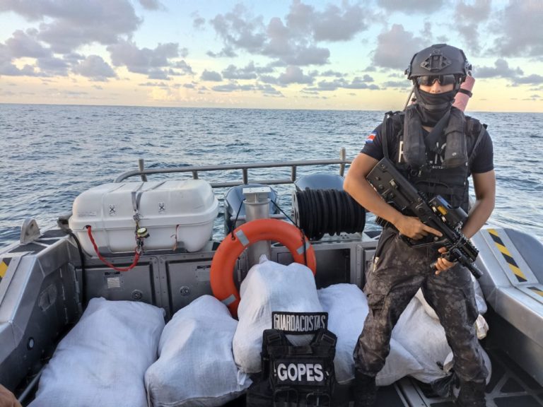 Contraloría advierte fallas graves en control del equipamiento policial de Guardacostas