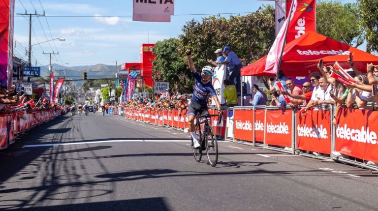 Ciclista costarricense Kevin Rivera vuelve a sonreír en la cuarta etapa de la Vuelta a Costa Rica