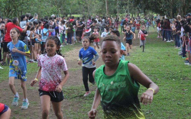 Masiva participación en programa nacional que incentiva el atletismo en niñas y niños