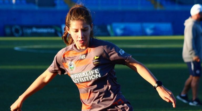 Universidad estadounidense brinda beca deportiva a joven futbolista tica Viviana Villalobos