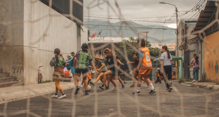 Bimbo y FC Barcelona firman alianza comercial que beneficiará a la fundación costarricense GOLEES