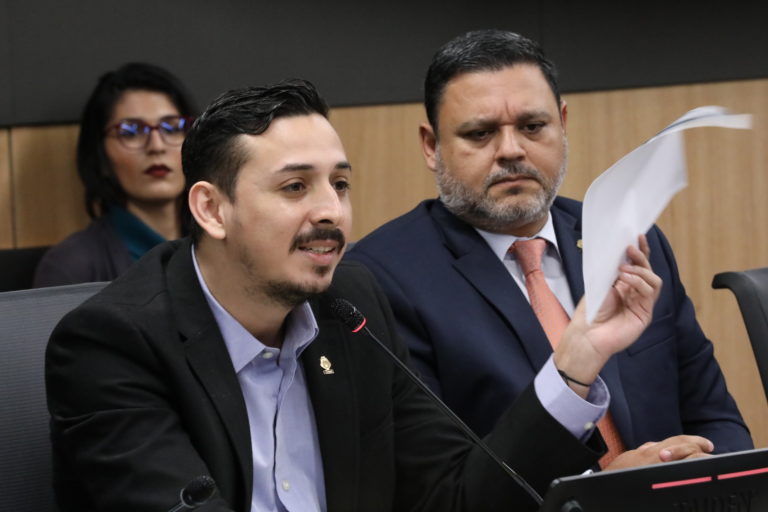 Diputados oficialistas buscan 'canjear' vía rápida a ley contra crimen organizado a cambio de jornadas 4x3, denuncia Frente Amplio