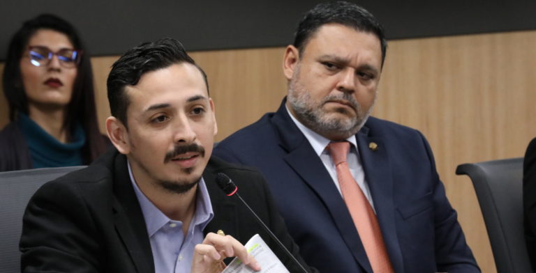 Frente Amplio propone que jerarcas no puedan viajar en primera clase ni clase ejecutiva